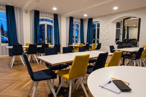 Mayrena Hotel Restaurantにあるシーティングエリア