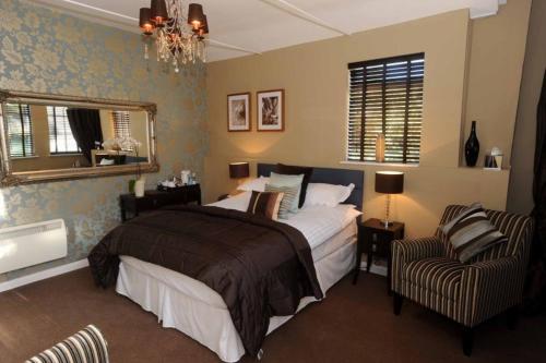Кровать или кровати в номере Satis House Hotel