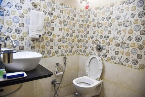 普杰Hotel Tulsi Residency的带马桶和水槽的浴室