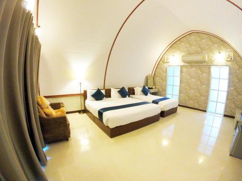 Postel nebo postele na pokoji v ubytování Khao Yai Fantasy Resort