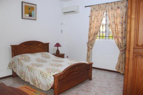 una camera da letto con un letto e una finestra di EHolidays Villa a Pereybere