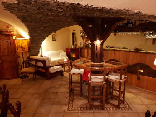 cocina con mesa y sillas en una habitación en Maison Du-Noyer Chambres et Tables d'Hotes, en Aosta