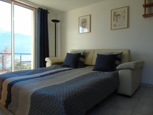 une chambre avec un lit et une grande fenêtre dans l'établissement La Villa 05, à Chorges