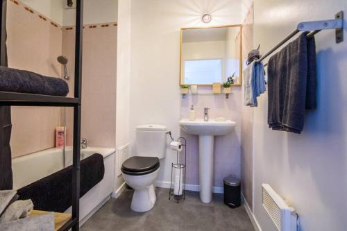 ein kleines Badezimmer mit Toilette und Waschbecken in der Unterkunft TOP Cosy studio avec Terrasse à 10min Disney-Shopping Vallée in Bailly-Romainvilliers