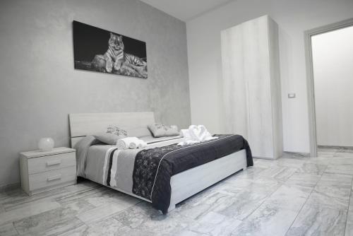 1 dormitorio con 1 cama y TV en la pared en Central Luxury Apartment en Catania