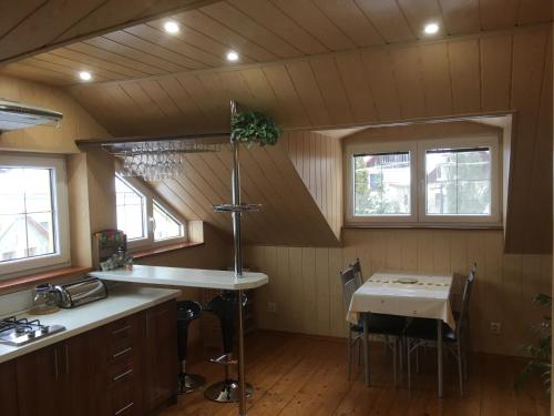 een kamer met een keuken met een tafel en stoelen bij Apartman U Holica in Banská Štiavnica