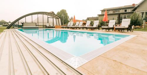 Kolam renang di atau dekat dengan Stockers kleines Dorfhotel