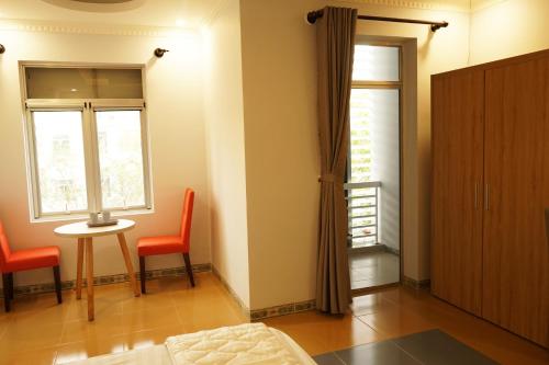 Zimmer mit 2 Stühlen, einem Tisch und einem Fenster in der Unterkunft Tina 2 Hotel in Cái Răng