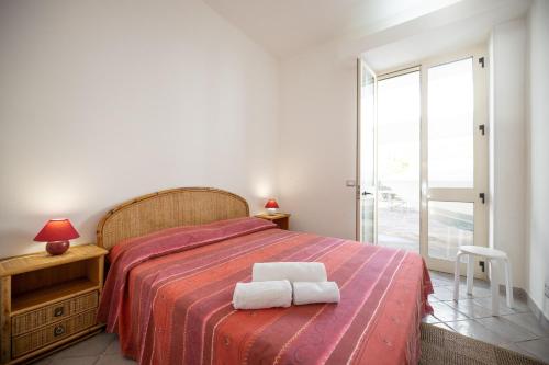 una camera da letto con un letto e due asciugamani di Villa Celestina a Corsano