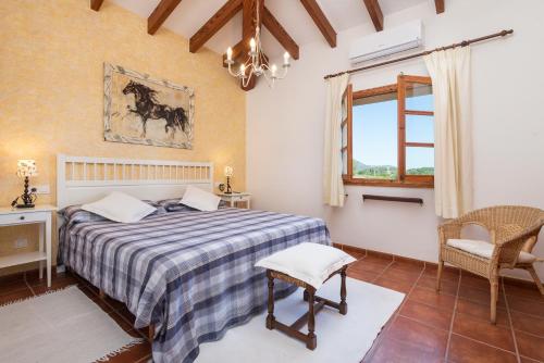 a bedroom with a bed and a window at Cas Colector in Caimari