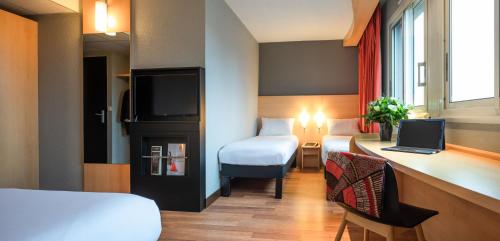 A bed or beds in a room at ibis Quimperle