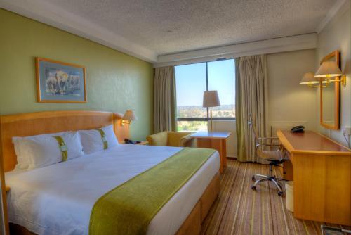 מיטה או מיטות בחדר ב-Holiday Inn - Harare, an IHG Hotel
