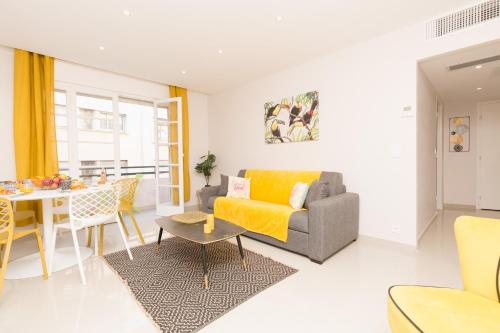 un salon avec un canapé et une table dans l'établissement Festival YourHostHelper, à Cannes