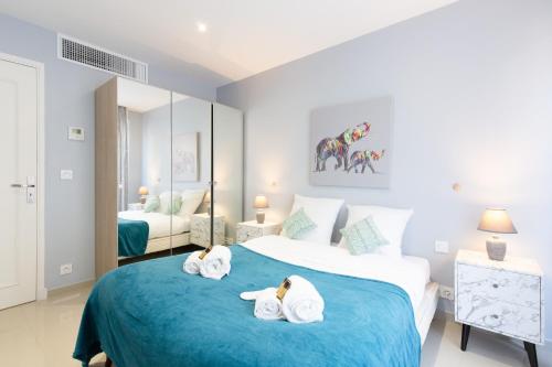 - une chambre avec 2 serviettes sur un lit dans l'établissement Festival YourHostHelper, à Cannes