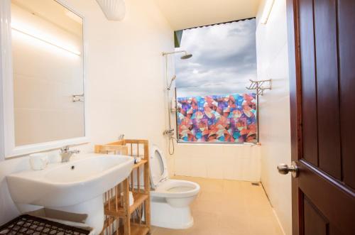 A bathroom at Cat Tien Jungle Lodge