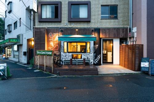 un restaurante con un banco frente a un edificio en Tokyo Guest House Ouji Music Lounge, en Tokio