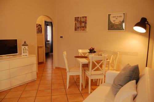 福爾梅洛的住宿－La Loggetta sul Borgo，一间带桌子的客厅和一间餐厅