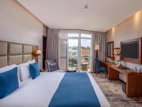 Postel nebo postele na pokoji v ubytování Golden Tulip Canaan Kampala