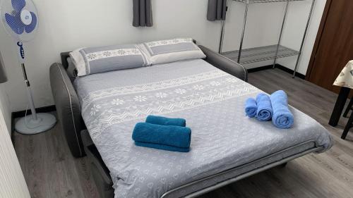 アオスタにあるStudio CENTRAL 2 - CIR 0403のベッド(青いタオル付)が備わる客室です。