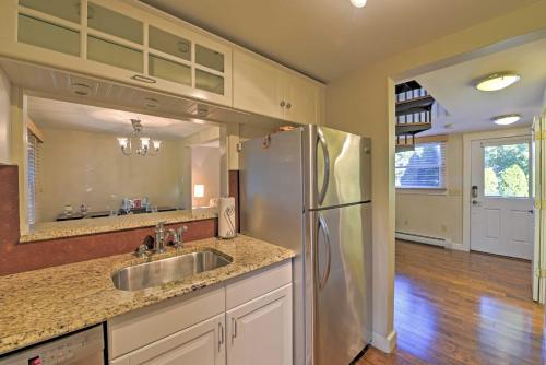 uma cozinha com um lavatório e um frigorífico em Provincetown Vacation Rental with Patio! em Provincetown
