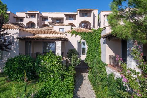 Κήπος έξω από το Movenpick Resort Agios Nikolaos Sivota