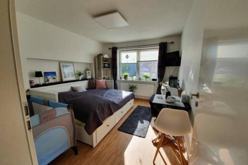 um quarto com uma cama, uma secretária e uma janela em Zentrales Zimmer auf dem Land em Großsolt