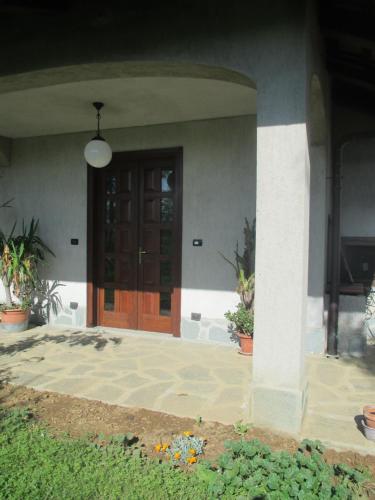 una puerta delantera de una casa con plantas en ospitalità rurale, en Agliè