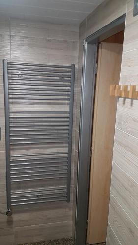 una porta metallica per una doccia in un bagno di Chata Tanvaldský Špičák a Tanvald