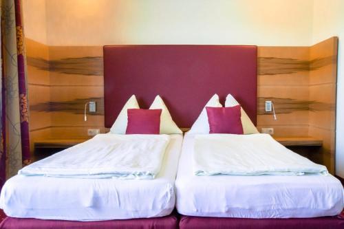 Postel nebo postele na pokoji v ubytování Fischwirtshaus Landmotel Die Donaurast