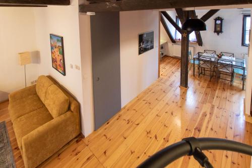 un soggiorno con divano e sala da pranzo di Rose Old Town Apartment a Toruń