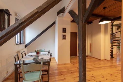 una sala da pranzo con tavolo e sedie di Rose Old Town Apartment a Toruń