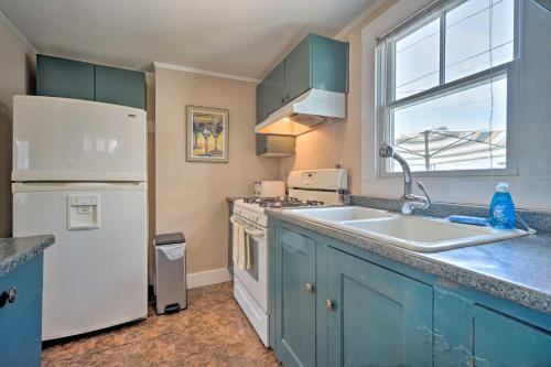 Kitchen o kitchenette sa Provincetown Apartment, Steps to Commercial Street