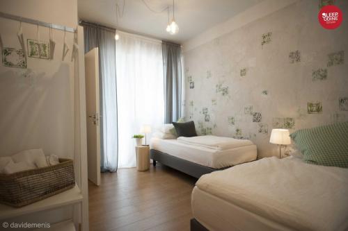 Un pat sau paturi într-o cameră la Sleep In Udine
