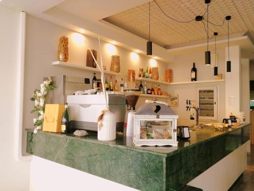 kuchnia z blatem z urządzeniem w obiekcie Hotel Atmosfere Beach w Cesenatico
