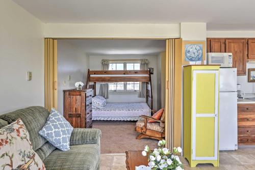 Postel nebo postele na pokoji v ubytování Ocean-View Cape Cod Condo in Truro!