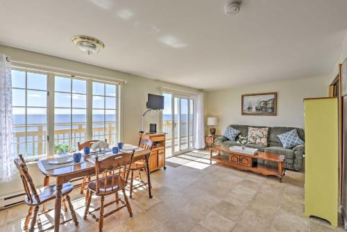 Posezení v ubytování Ocean-View Cape Cod Condo in Truro!
