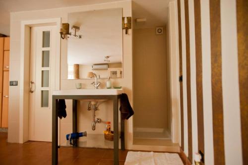 a small bathroom with a sink and a sink at Casa Vacacional Dhalia in Dos Hermanas