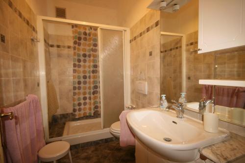 a bathroom with a sink and a shower at Casolare con Piscina al mare in Castagneto Carducci