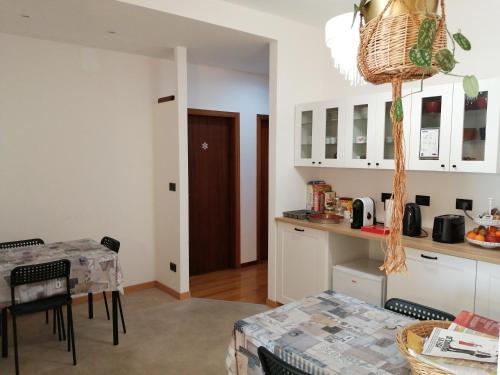 cocina y comedor con mesa y barra en Bed and Breakfast Relax, en Trento