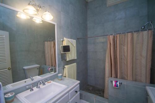 Salle de bains dans l'établissement Bequia Beachfront Villas