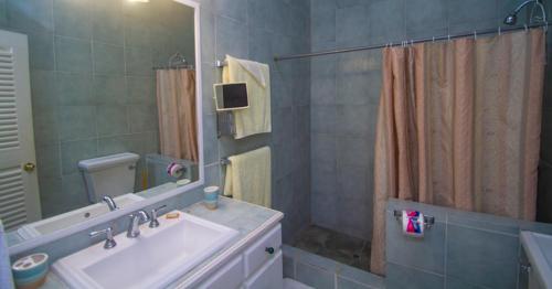 Salle de bains dans l'établissement Bequia Beachfront Villas