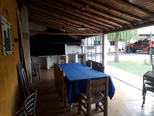 una mesa en una habitación con un paño de mesa azul en Apart Hotel Pueblo Viejo en San Juan