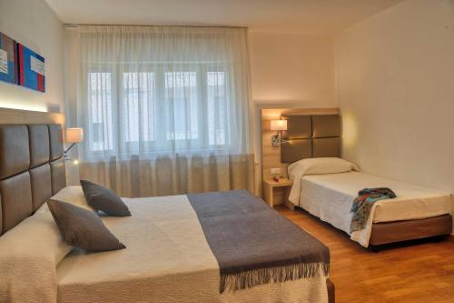 Postel nebo postele na pokoji v ubytování Hotel Albània