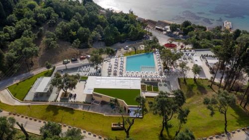 eine Luftansicht auf einen Park mit einem Pool in der Unterkunft Aeolos Beach Resort in Gastouri