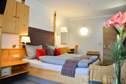 una camera da letto con un grande letto con cuscini rossi di Hotel Waldblick a Bodenmais