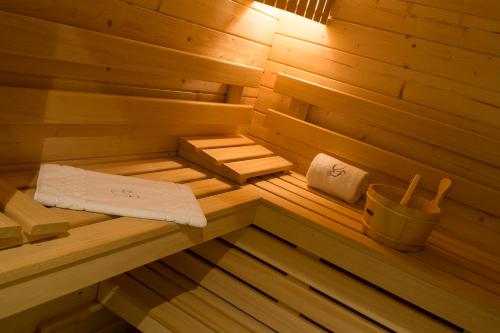 a sauna with two towels on a wooden bench at Hotel Restaurant Le Clos De Pradines in Saint-Quentin-la-Poterie