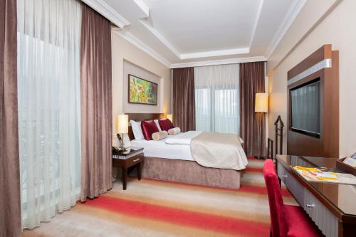 Almira Hotel Thermal Spa & Convention Centerにあるベッド