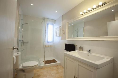 a bathroom with a sink and a shower and a toilet at Casa Gailupa in San Martín