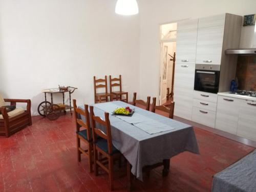 een keuken en eetkamer met een tafel en stoelen bij Casa Giordano Bruno in Tarquinia