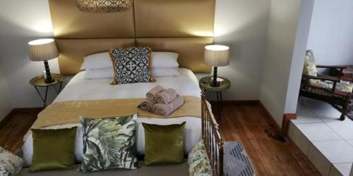 1 dormitorio con 1 cama grande y 2 lámparas en Green Venus, en Kaapsehoop